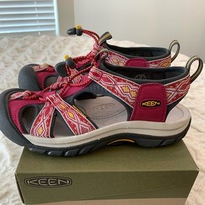 New in box pair of Keen sandals/shoes.